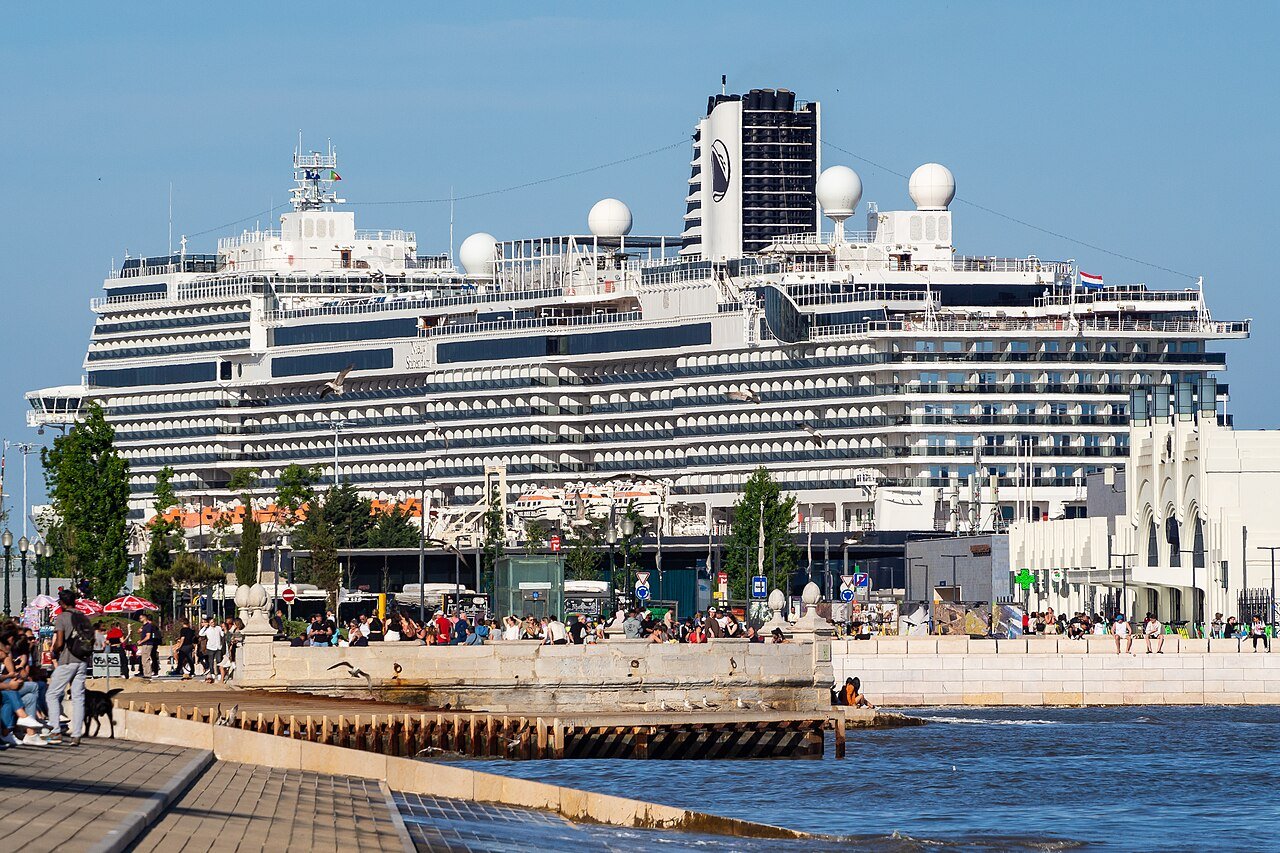 The cruise ship Nieuw Statendam